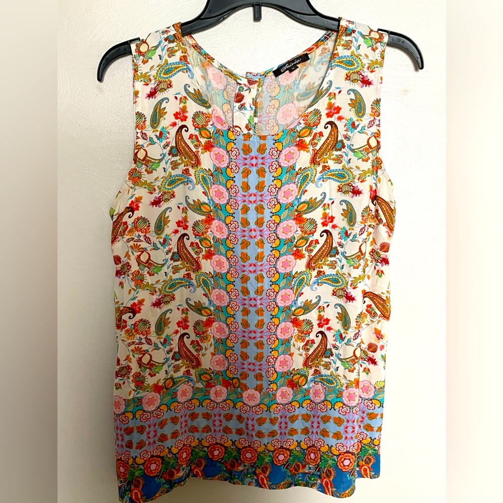 Woman’s Sleeveless Top